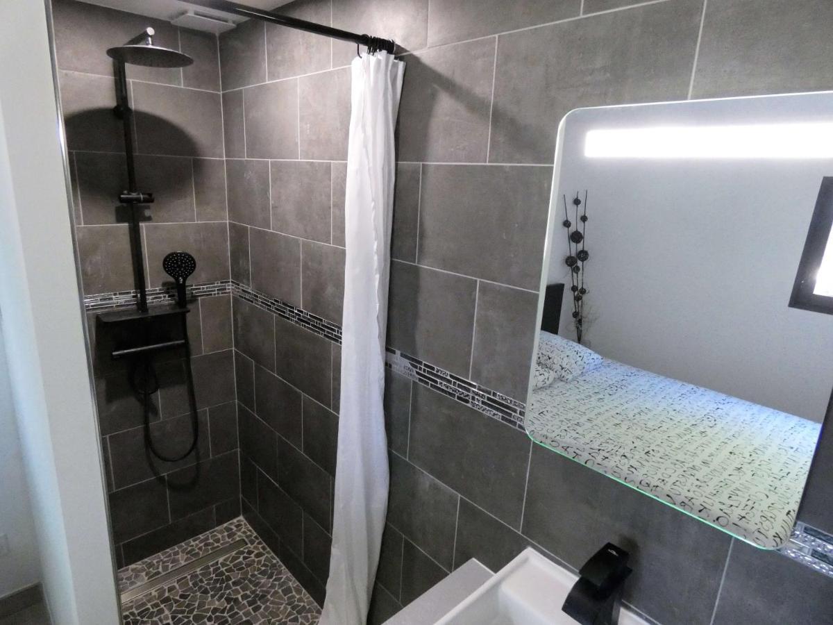 Proche Lac Du Salagou, Chambre Agreable Avec Salle D'Eau Et Wc Prive Lacoste  Kültér fotó